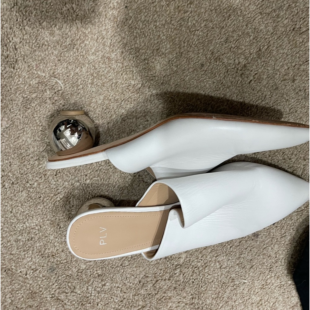 Sz 9.5 white PLV slip ons with round silver ball hill
